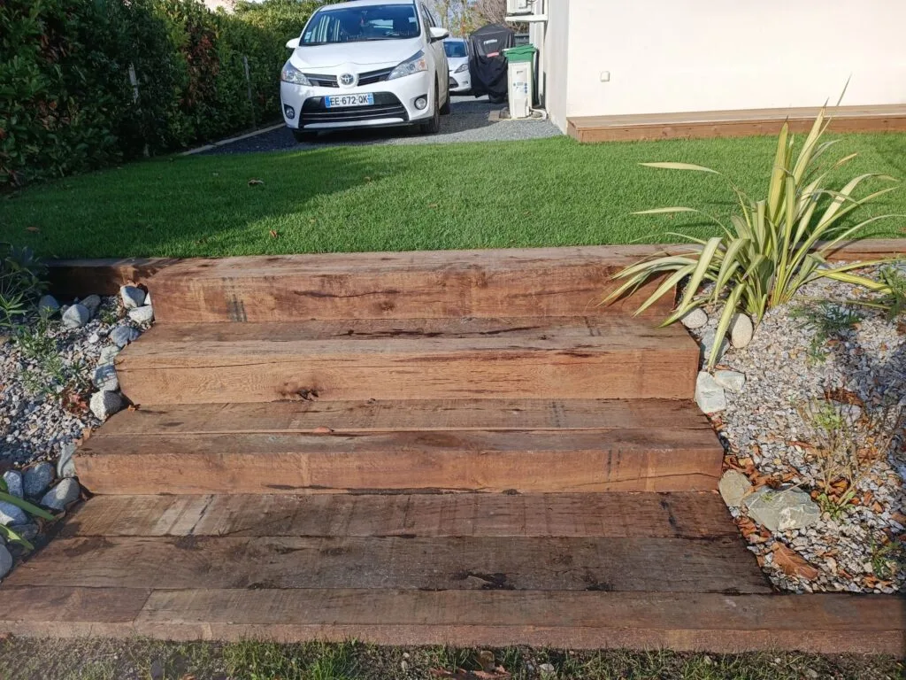 amenagement-terrasse-bois-gazon-plantation-2