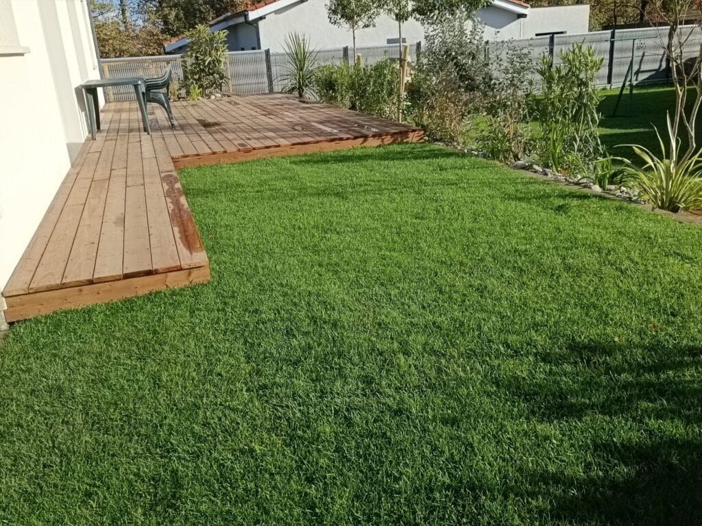 amenagement-terrasse-bois-gazon-plantation-3