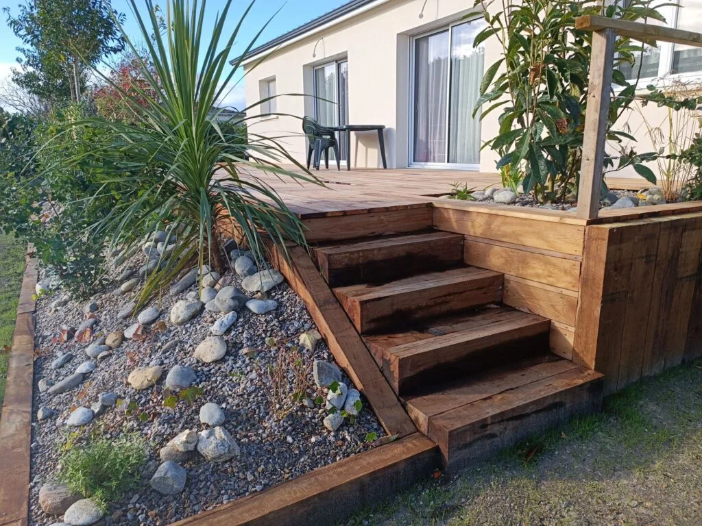 amenagement-terrasse-bois-gazon-plantation